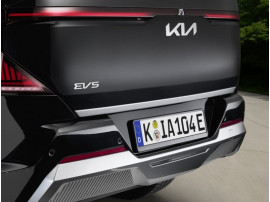 Lišta kufrových dverí KIA EV5, vzhľad brúseného hliníka